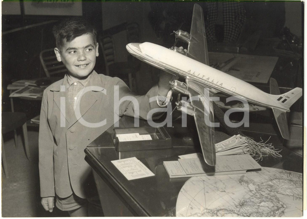 1954 MILANO - Maurizio LAFES gioca con modellino aereo ALITALIA (1) *Foto 18x13