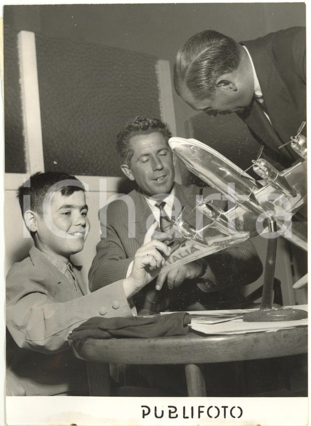 1954 MILANO - Maurizio LAFES gioca con modellino aereo ALITALIA (3) *Foto 13x18