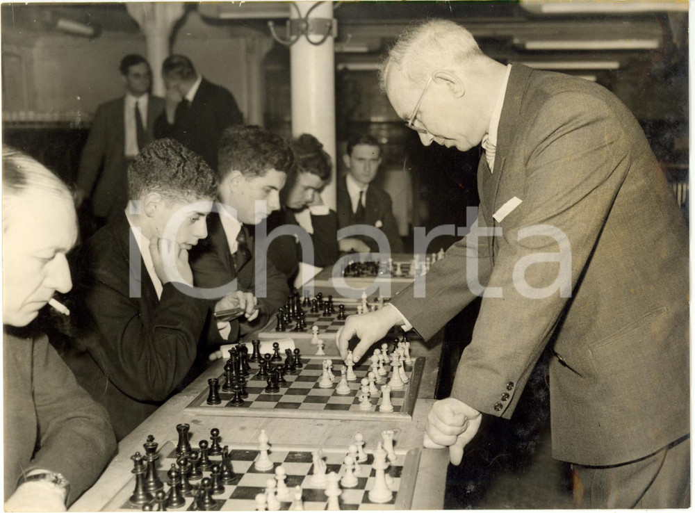 1955 LONDON NATIONAL CHESS CENTRE Vjačeslav RAGOZIN plays 20 simultaneous games