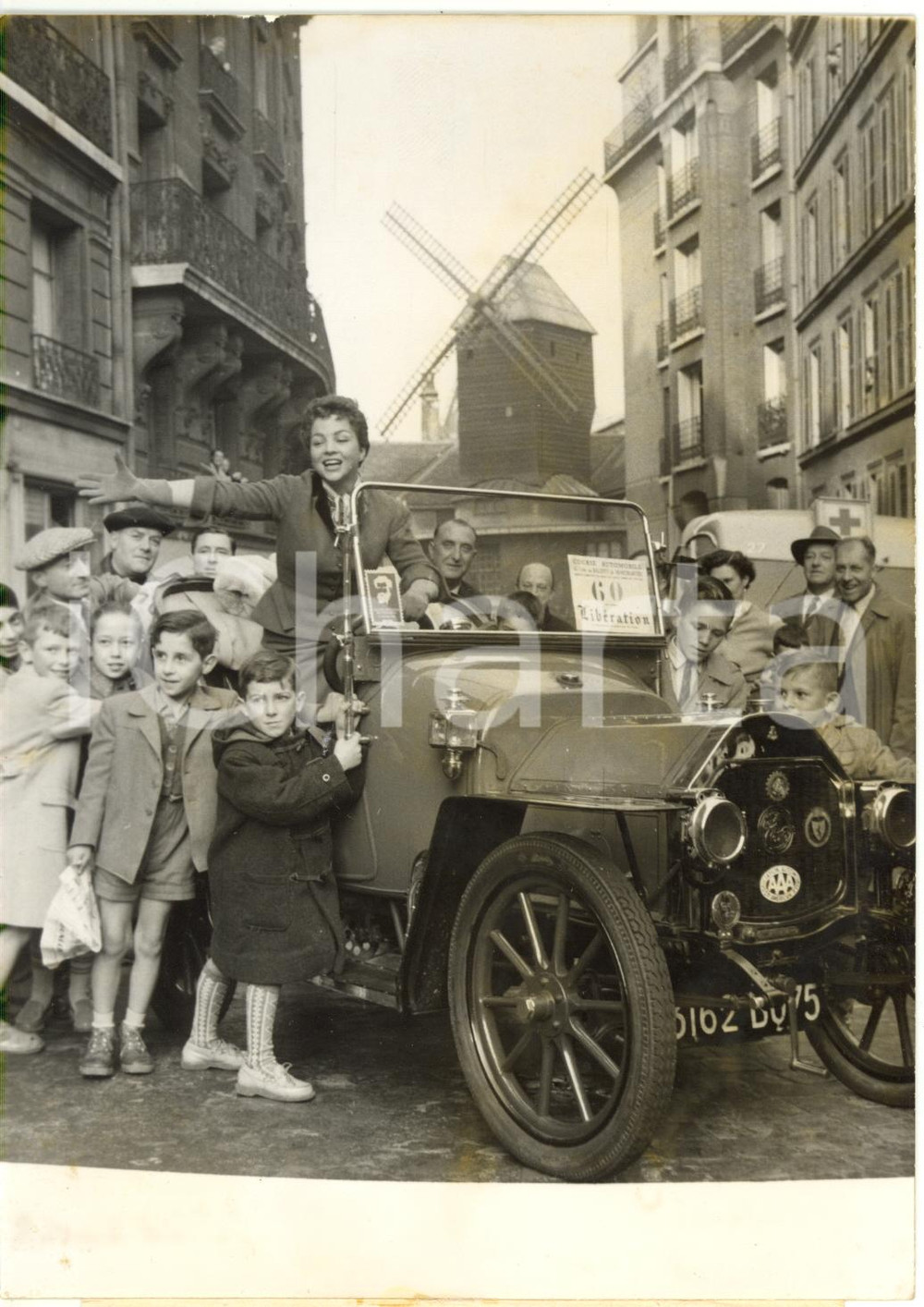 Fotografia d epoca originale 1956 MONTMARTRE Course de CÃ´te au Ralenti  Ghislaine GUY Ã  bord d un LE ZÃˆBRE 1