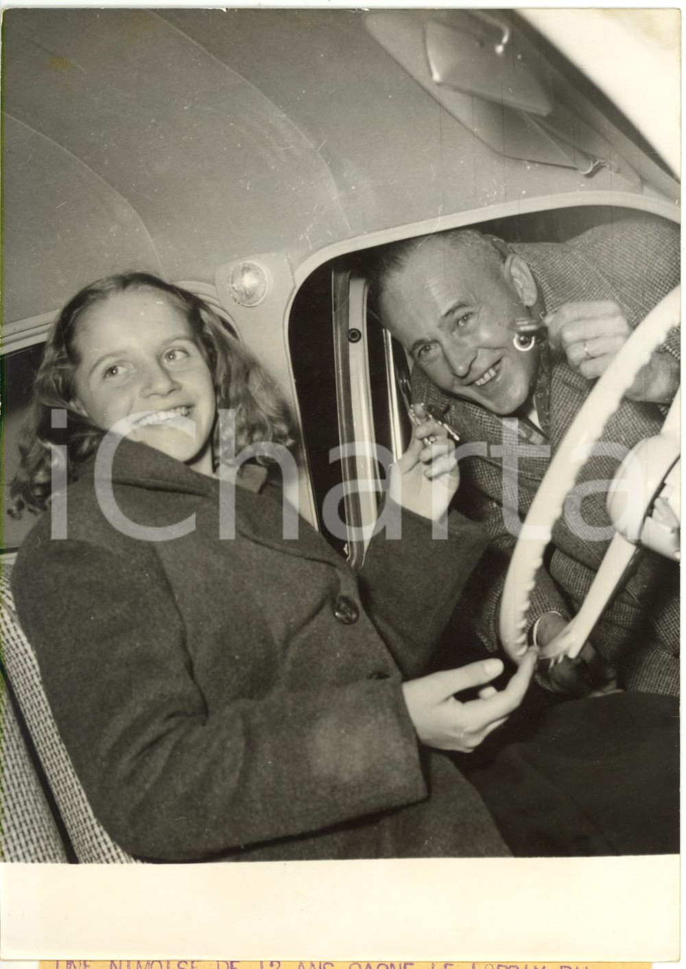 1957 PARIS - Marie-Claire CHAUVET gagne concours scolaire de prévention routière