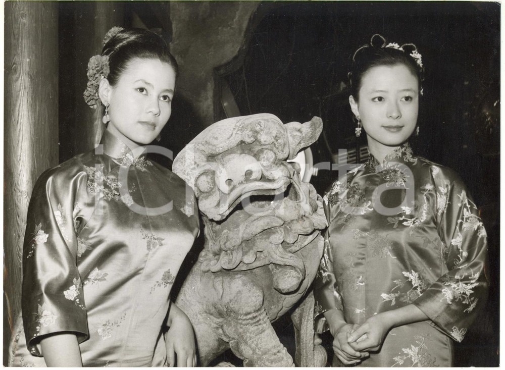 Fotografia d epoca originale 1958 CINEMA The Inn of the Sixth Happiness Micky YEUNG Teresa EE alla premiÃ¨re 1