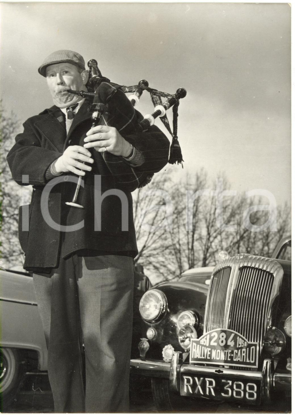 1958 PARIS Rally Monte Carlo - KEY-LACLEOD suona cornamusa prima della partenza