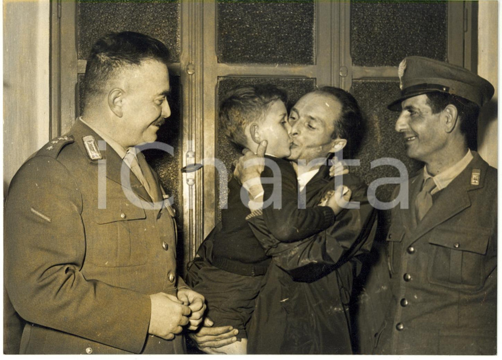 1958 TORINO - Salvatore PETRAGLIA riabbraccia il padre dopo il rapimento *Foto