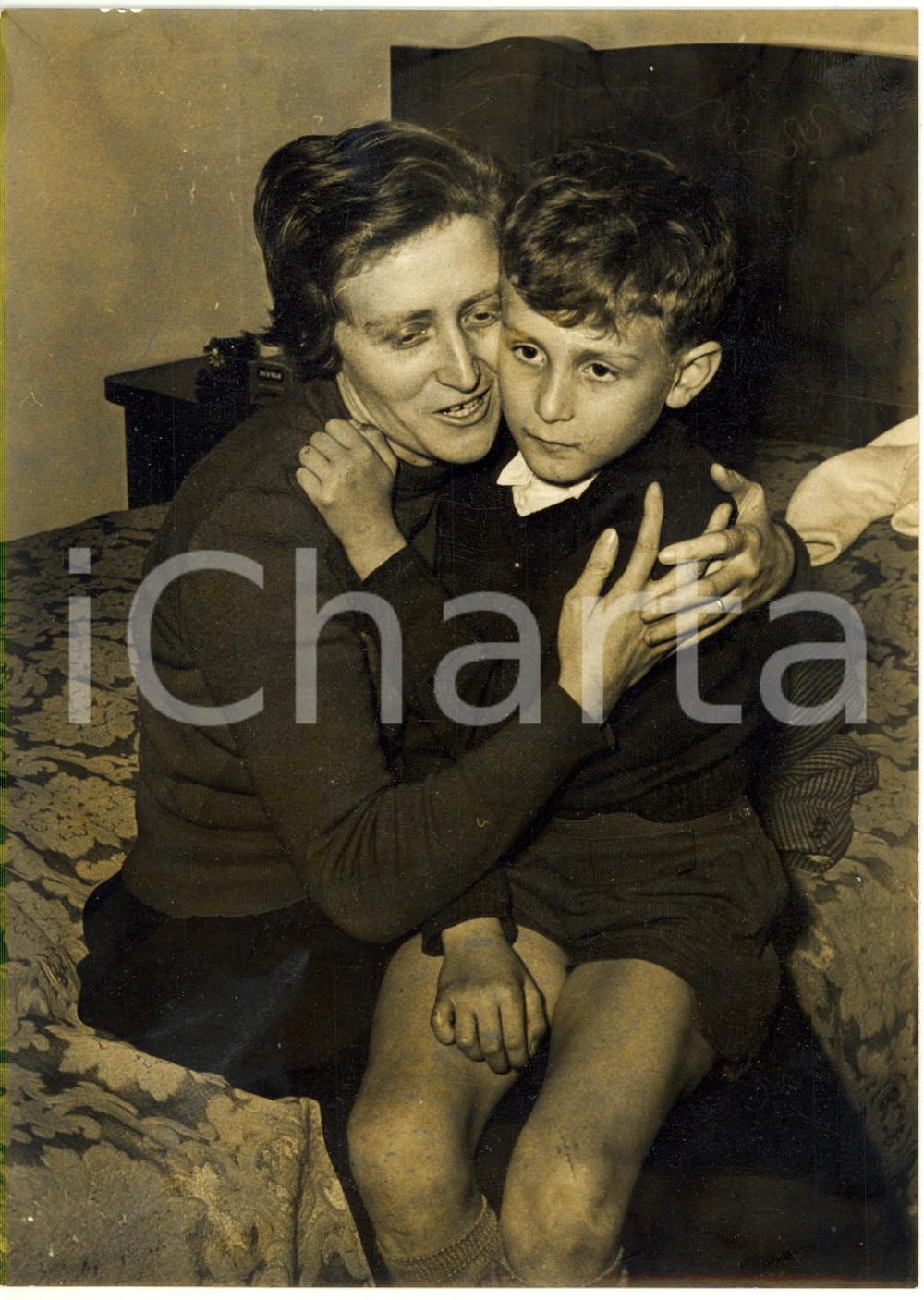 1958 TORINO - Salvatore PETRAGLIA riabbraccia la madre dopo il rapimento *Foto