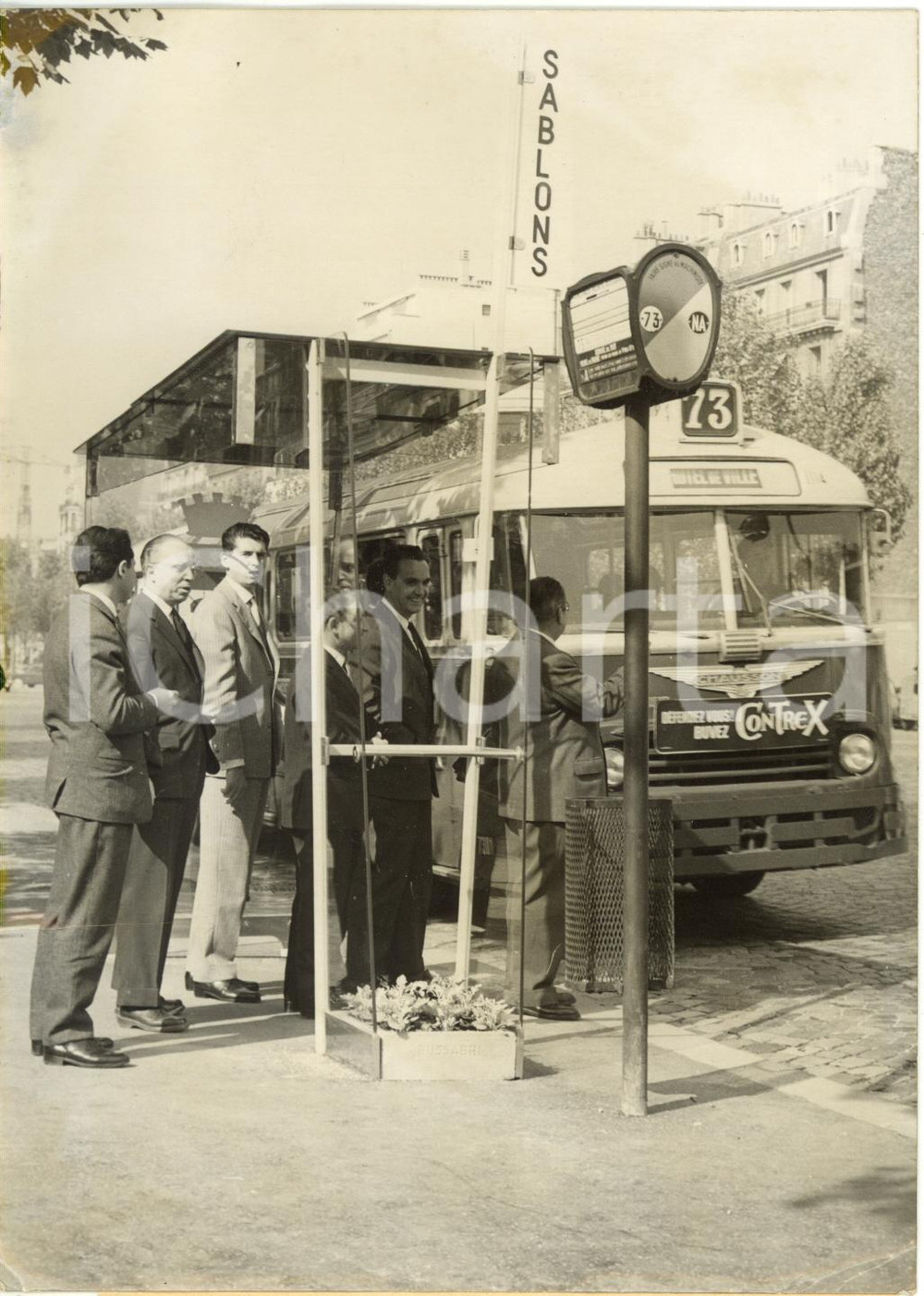 1959 PARIS Avenue de Neuilly - Voyageurs attendent l'autobus sous un nouvel abri