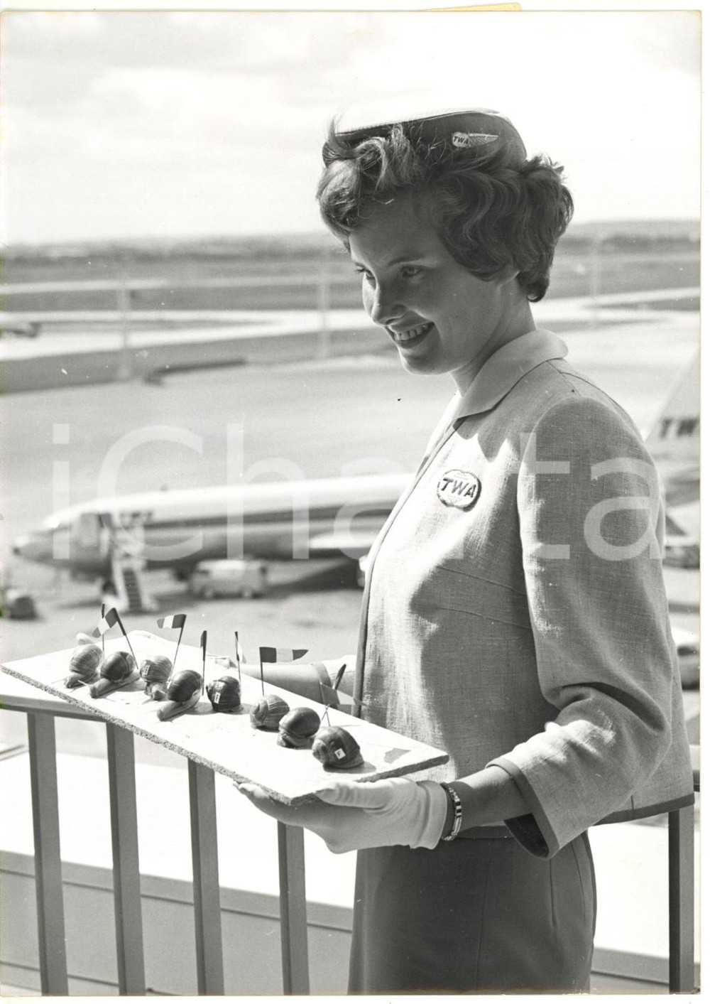1961 PARIS ORLY - Hostess TWA con LUMACHE DA CORSA in partenza per San Francisco
