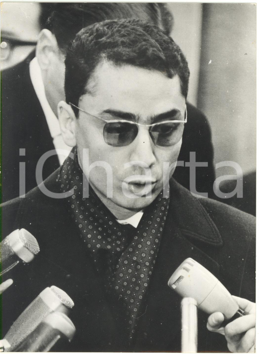 1962 PARIS - Ministro degli Esteri ALGERIA Mohamed KHEMISTI viene intervistato