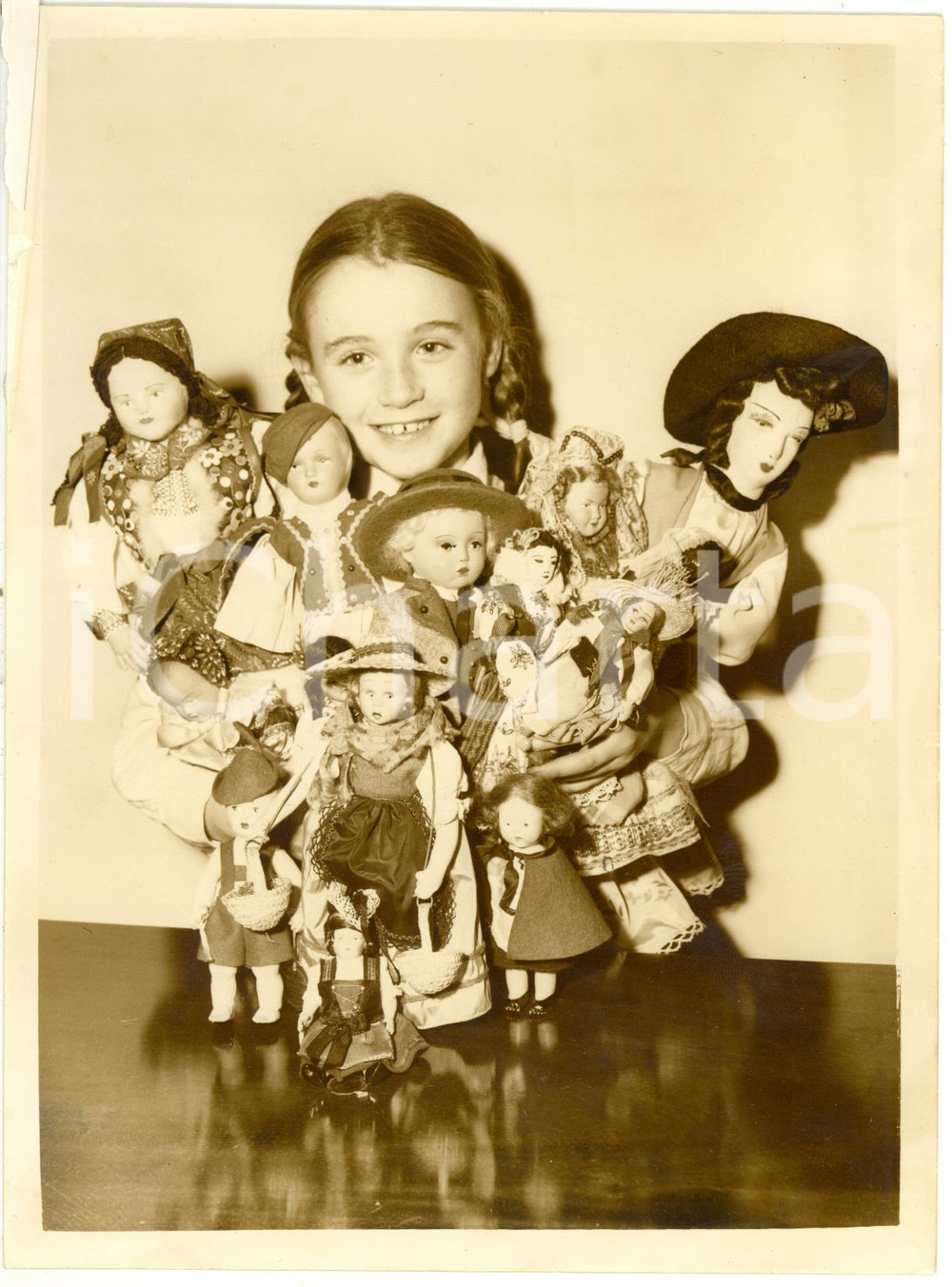 1955 ca WOKING (UK) - Sandra GARA with her collection of foreign dolls *Photo