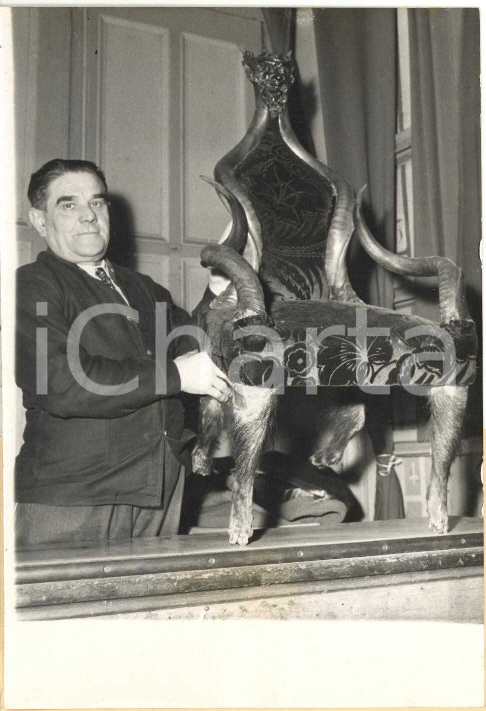 1955 ca PARIS Hôtel Drouot - Vente d'un fauteuil appartenu à Anatole FRANCE 