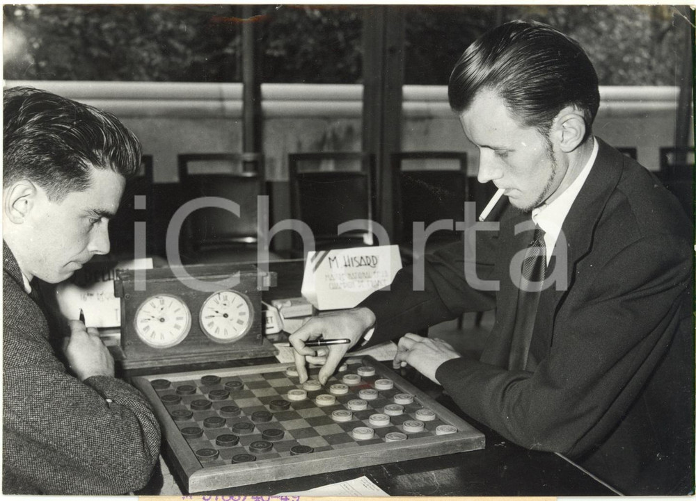 196o ca PARIS Championnat de France de dames - Michel HISARD lors d'une partie
