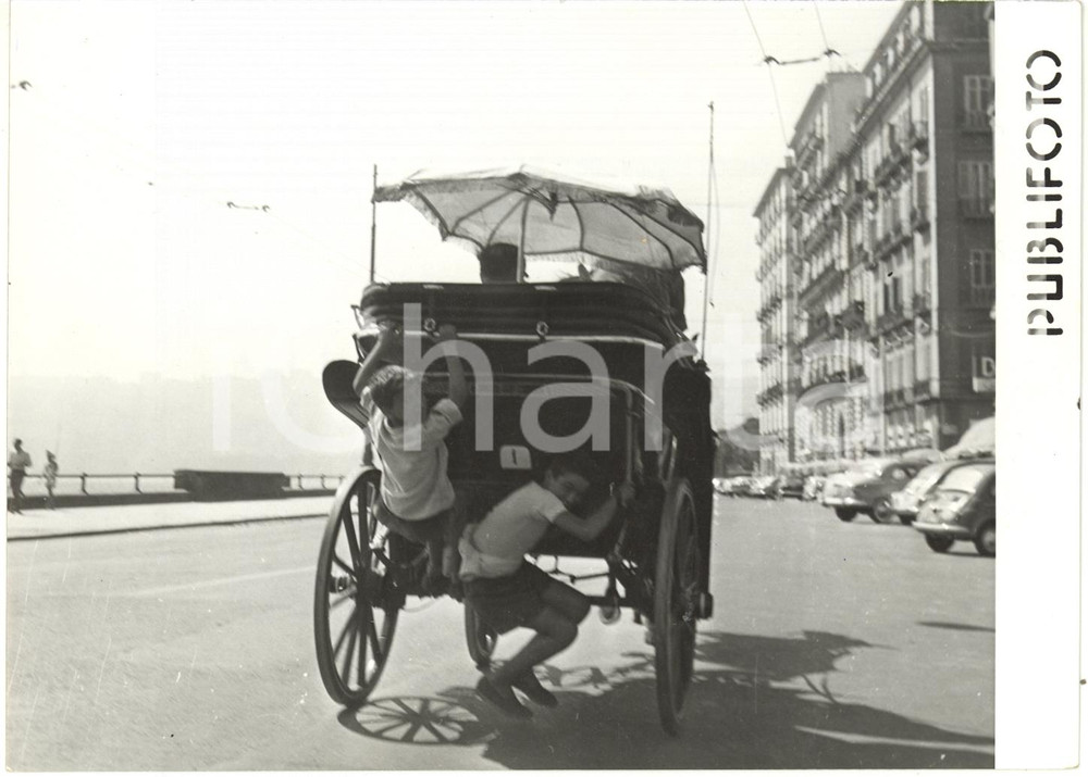 1955 ca NAPOLI Via Caracciolo - Scugnizzi appesi a una carrozza turistica *Foto