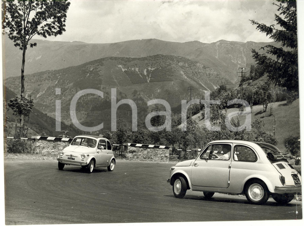 1957 AREA DI CLAVIERE (?) - Nuova FIAT 500 affronta un tornante *Foto VINTAGE