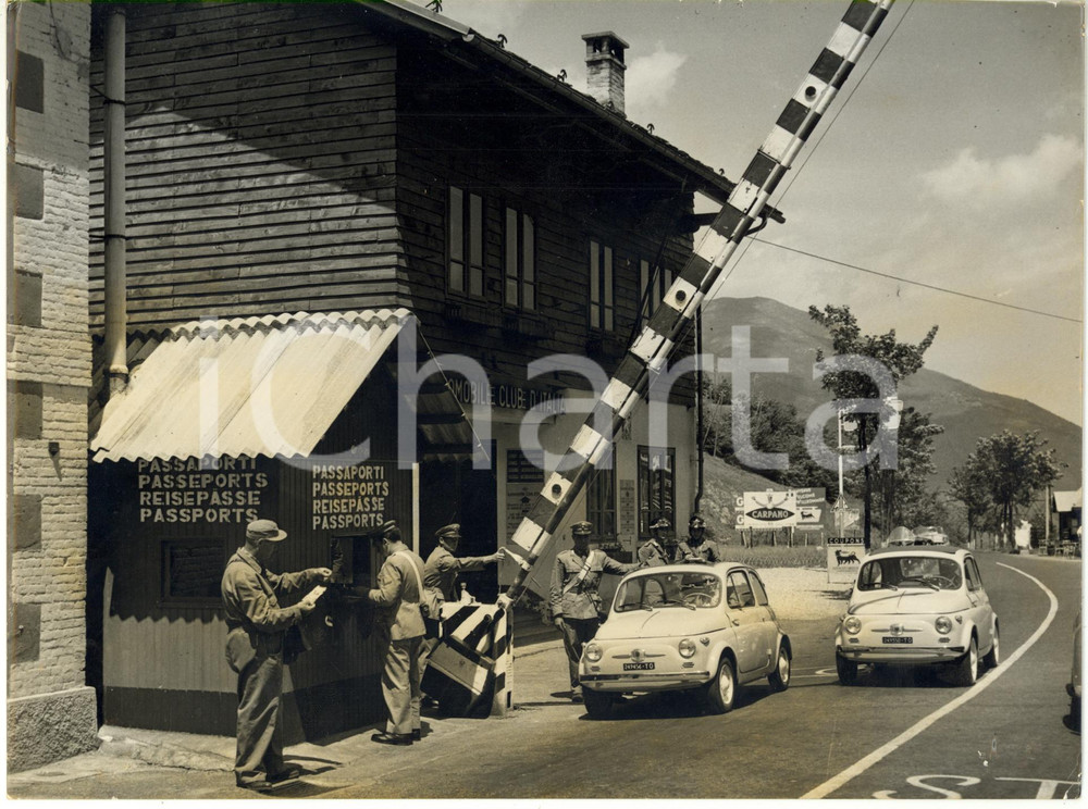 1957 CLAVIERE - Nuova FIAT 500 supera la frontiera francese *Foto VINTAGE 24x18