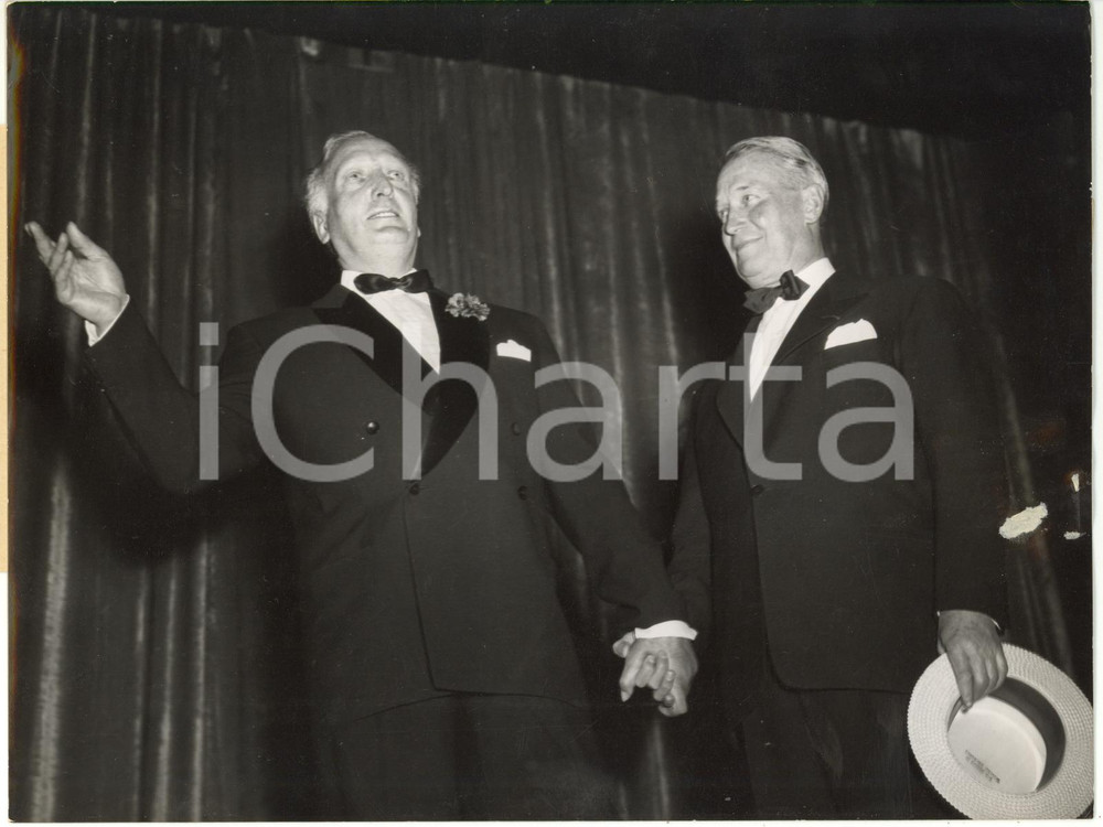 1953 MUNICH GERMANY - Hans ALBERS e Maurice CHEVALIER durante uno spettacolo