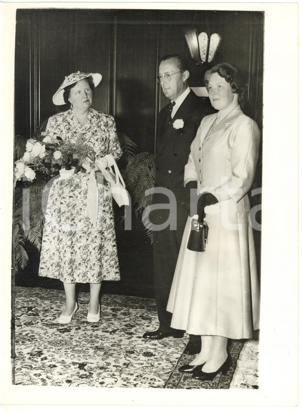 1956 AMSTERDAM - QUEEN JULIANA with PRINCESS BEATRIX and PRINCE BERNHARD *Foto