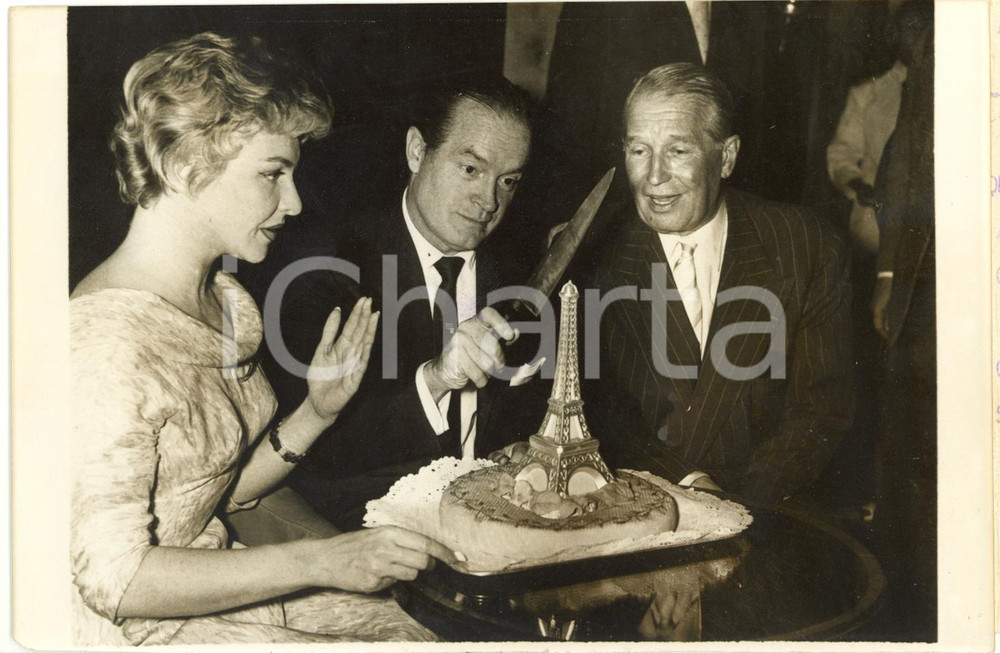 1957 PARIS Bob HOPE taglia torta TOUR EIFFEL con Line RENAUD e Maurice CHEVALIER