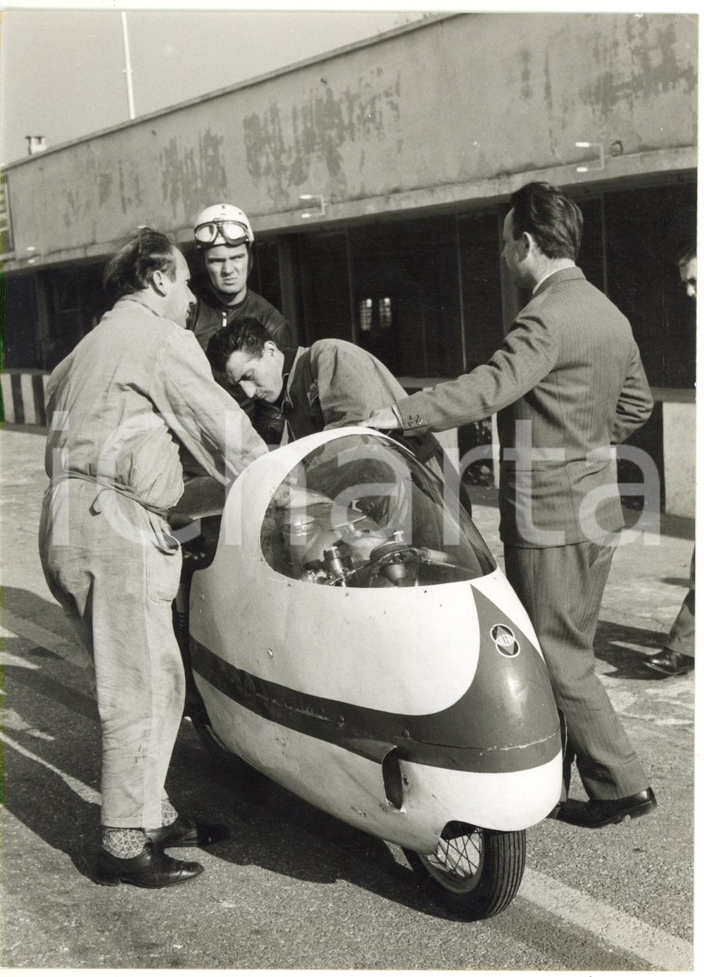 1957 AUTODROMO DI MONZA - Bob McINTYRE testa moto GILERA 350 cc carenata *Foto
