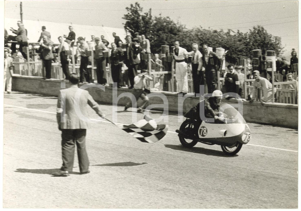 1957 ISOLA DI MAN - Sbandieratore segnala vittoria di Bob McINTYRE su GILERA 500
