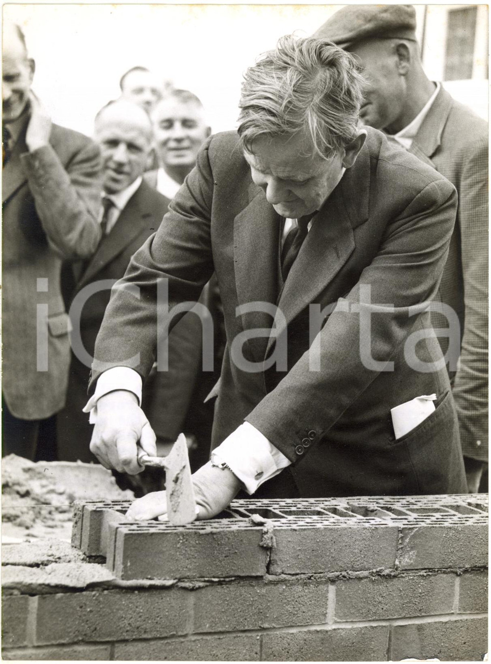 1959 GREENFORD (UK) Lord HAILSHAM of St Marylebone tries new hollow clay bricks
