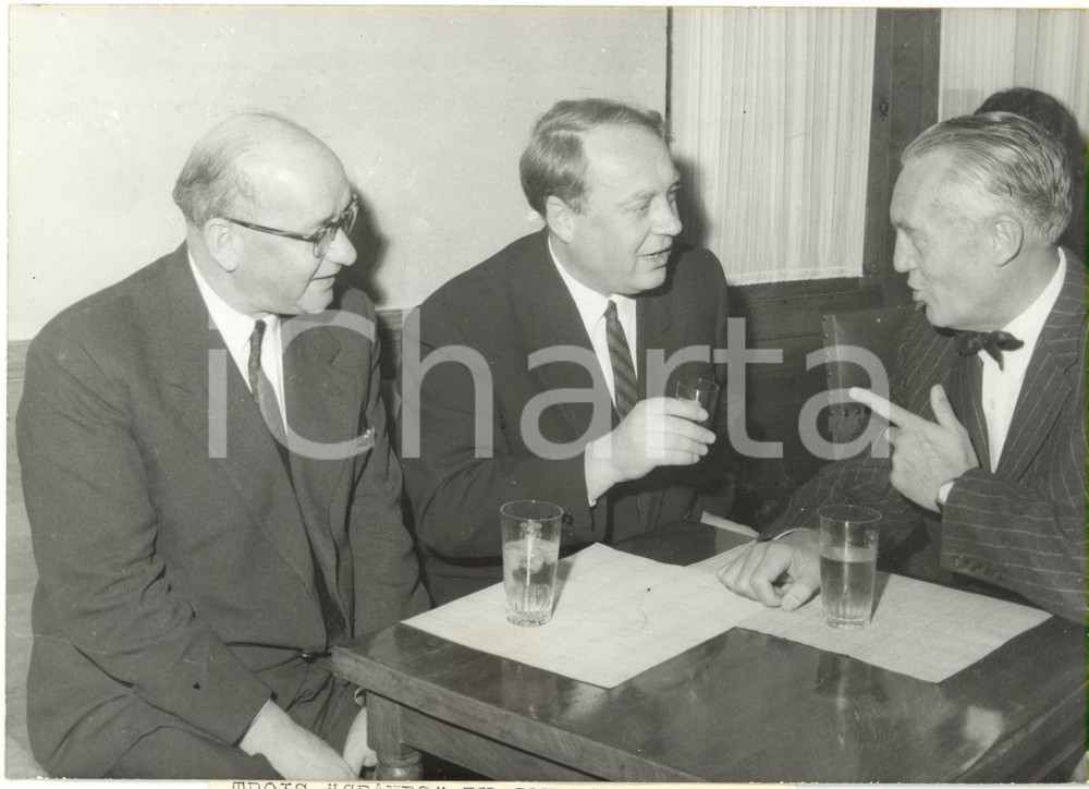 1959 PARIS - Marquis CHILDS discute con William CONNOR e Alexis ADJUBEI *Foto