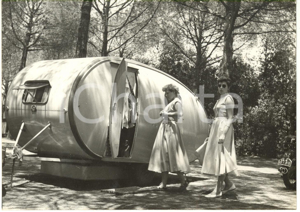 1953 ROMA Parco Rimembranza - Ospiti della tendopoli vicino alla loro roulotte