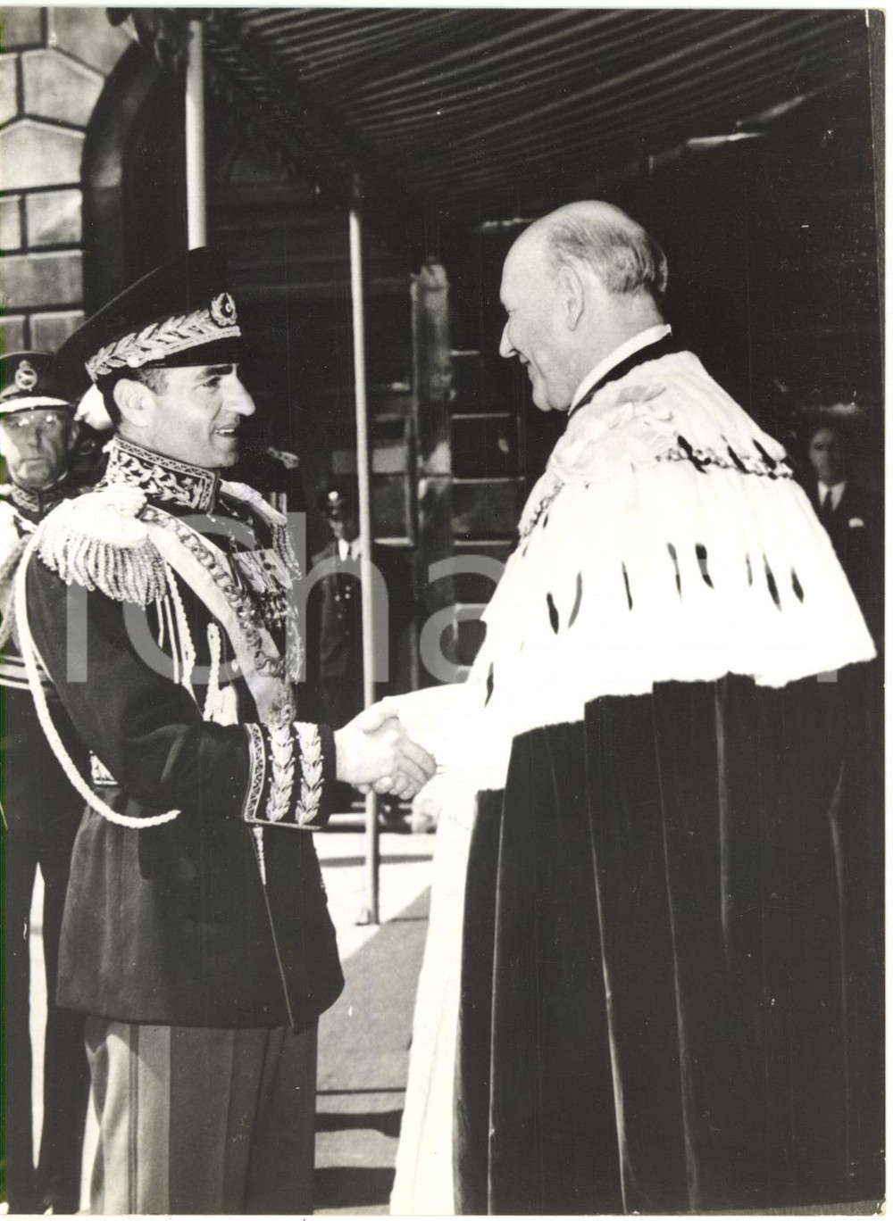 1959 LONDRA - Shah Mohammad Reza PAHLAVI stringe la mano a Sir Harold GILLETT
