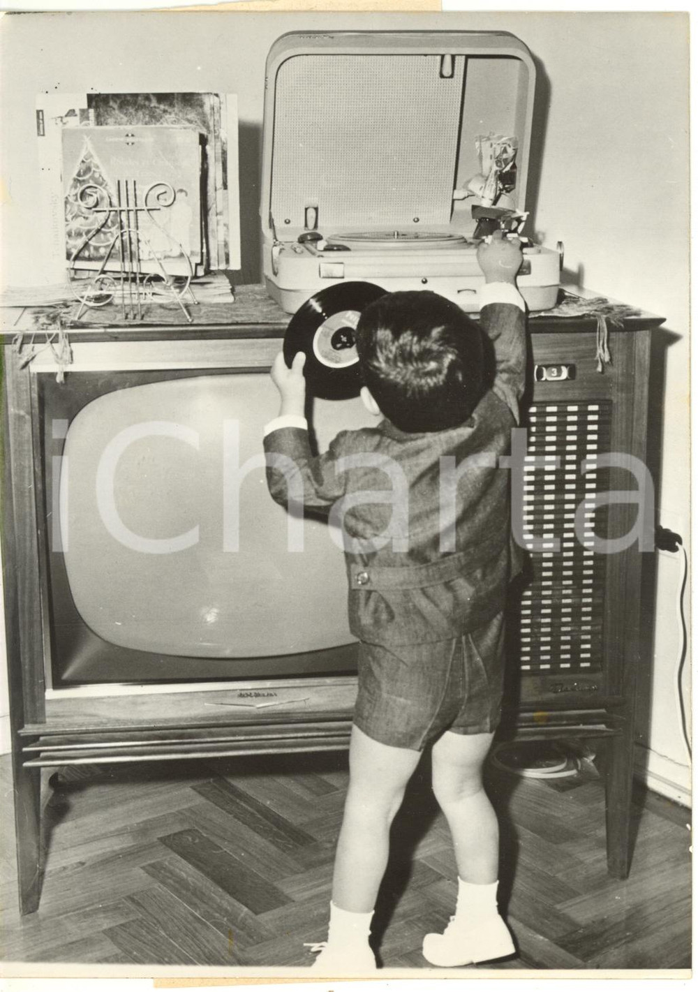 1962 IRAN - Principe Reza Ciro PAHLAVI gioca con un giradischi *Foto VINTAGE 