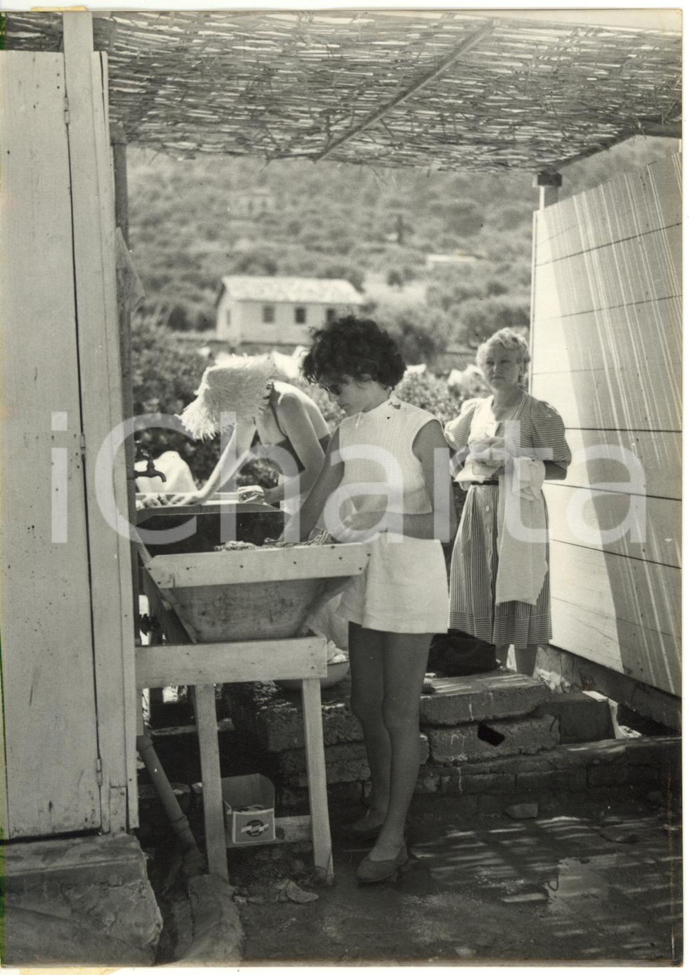 1955 ca CEFALÙ (PA) Village Magique - Turiste fanno il bucato in campeggio *Foto