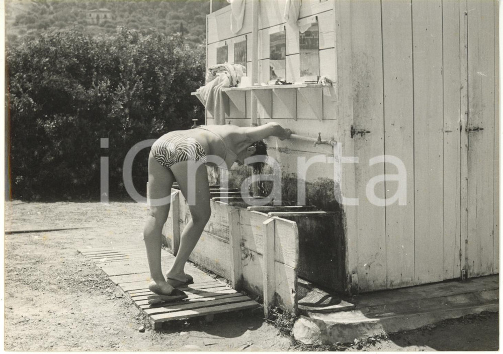 1955 ca CEFALÙ (PA) Village Magique - Turista di ritorno dalla spiaggia *Foto