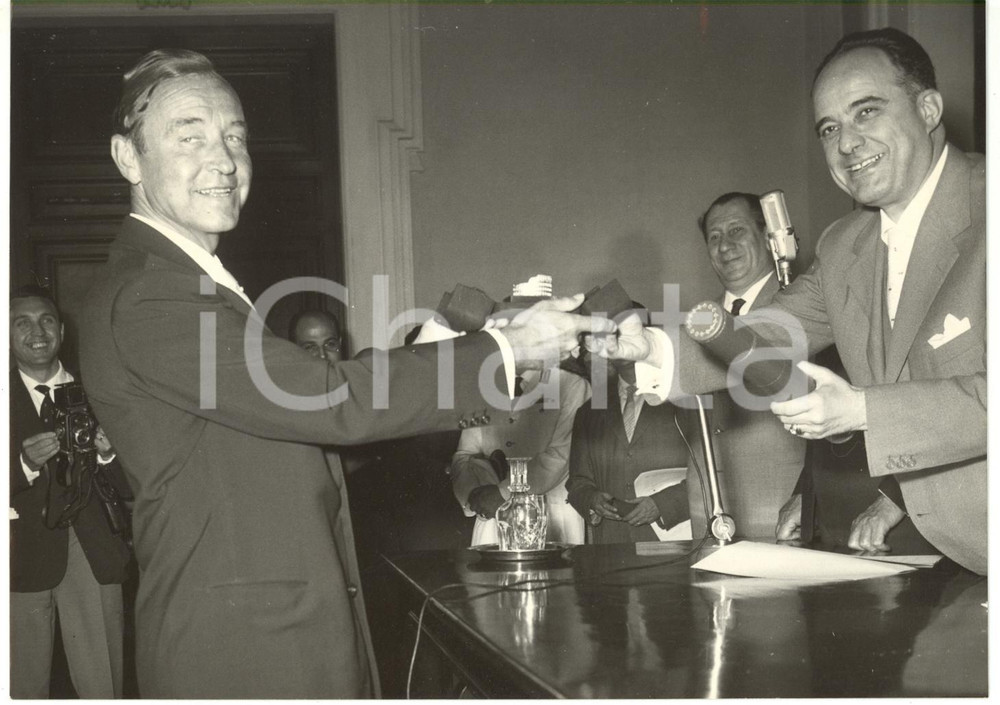 1959 ROMA CAMPIDOGLIO Urbano CIOCCETTI consegna COLOSSEO D'ORO a Manfred KLEIBER