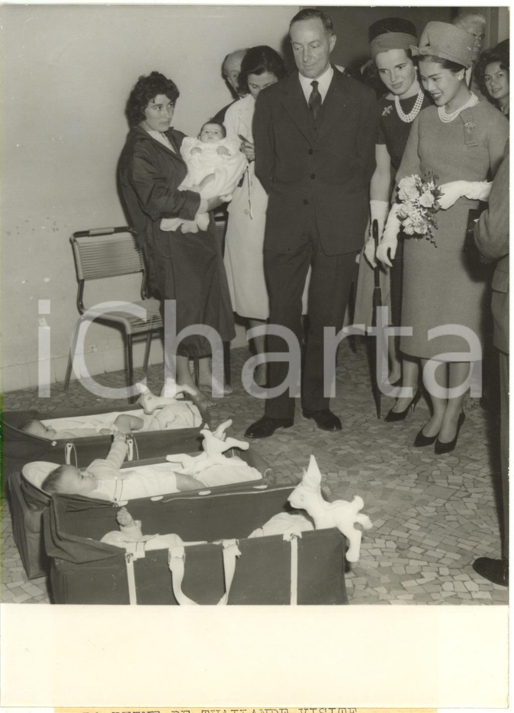 1960 PARIS Bernard CHENOT Reine Sirikit de THAILANDE à l'École de Puériculture