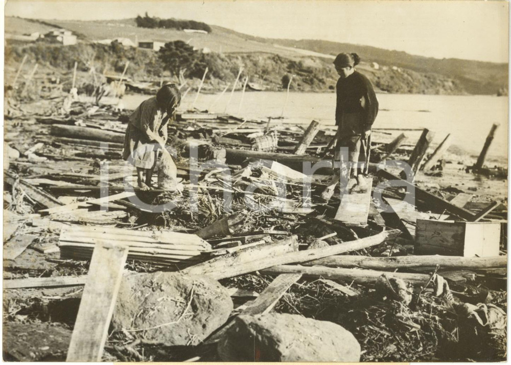 1960 PUERTO MONTT (CILE) Terremoto di Valdivia - Bambine tra le macerie *Foto