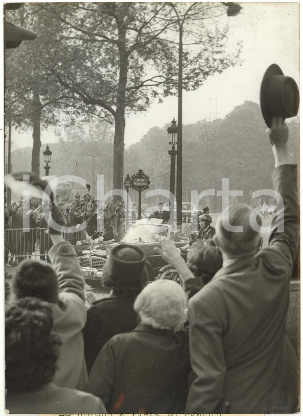 1960 PARIS - Generle Charles DE GAULLE acclamato dalla folla di parigini *Foto