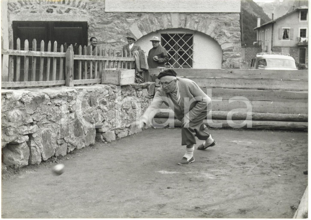 1960 COGNE (AO) - Leader PSI Pietro NENNI gioca a bocce in villeggiatura *Foto