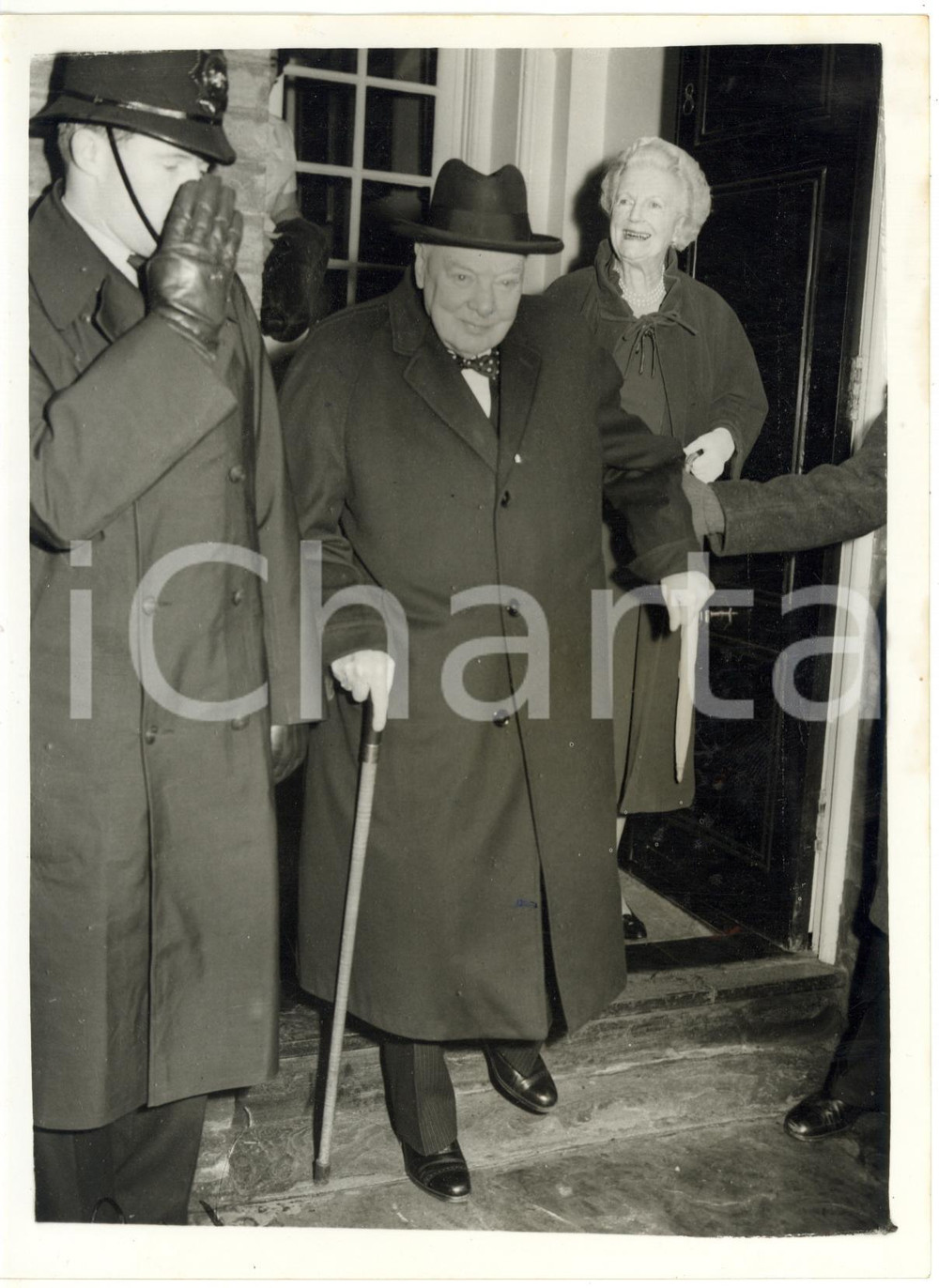 1961 LONDON Hyde Park Gate - Winston CCHURCHILL with his wife Clementine HOZIER