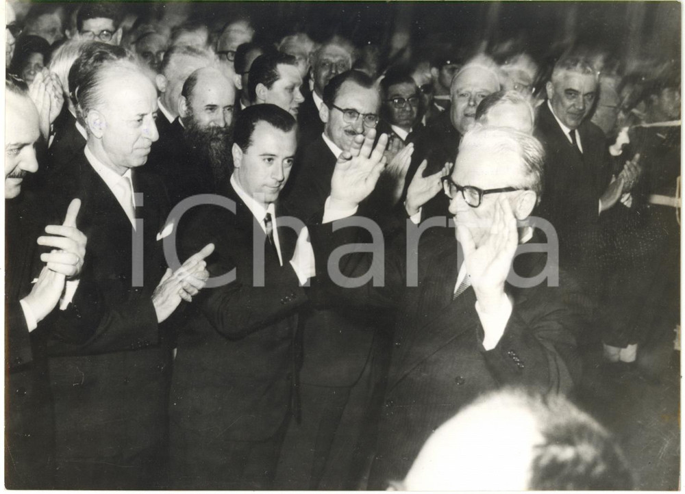 1962 ROMA - Parlamentari applaudono Giovanni GRONCHI a fine mandato *Foto 18x13