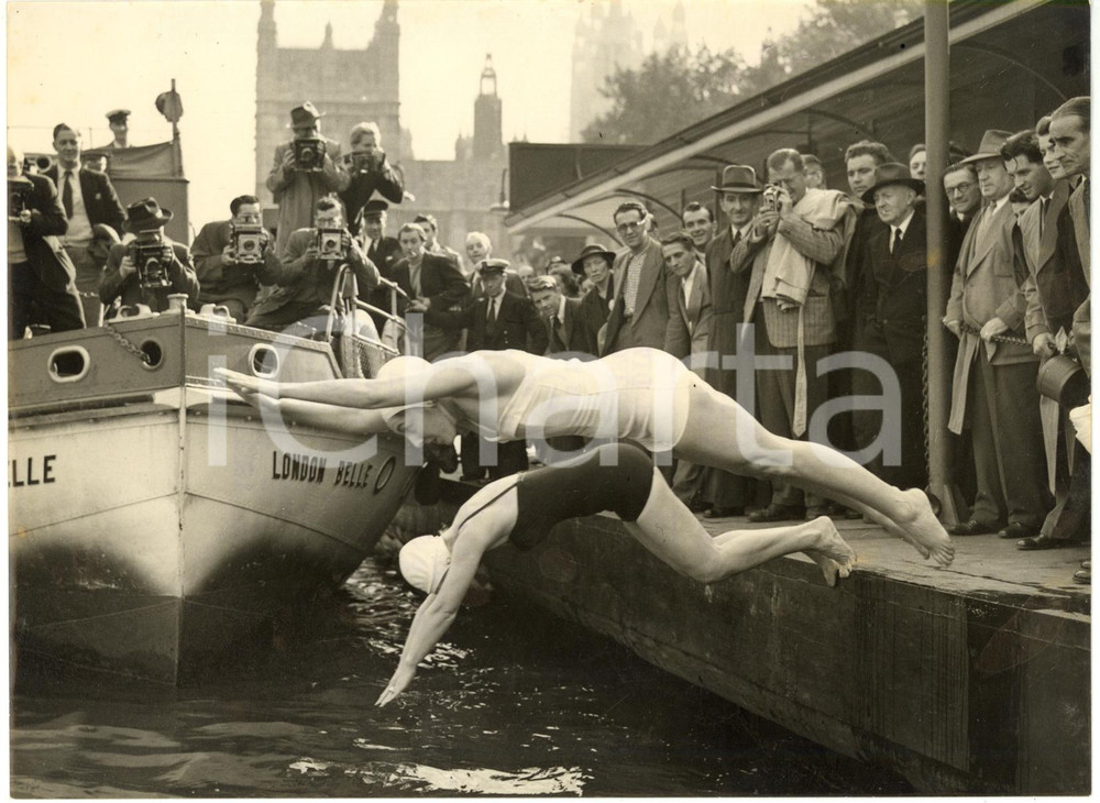 1953 LONDON Westminster - Hillary BROOKE and Connie FILTON divie into the Thames