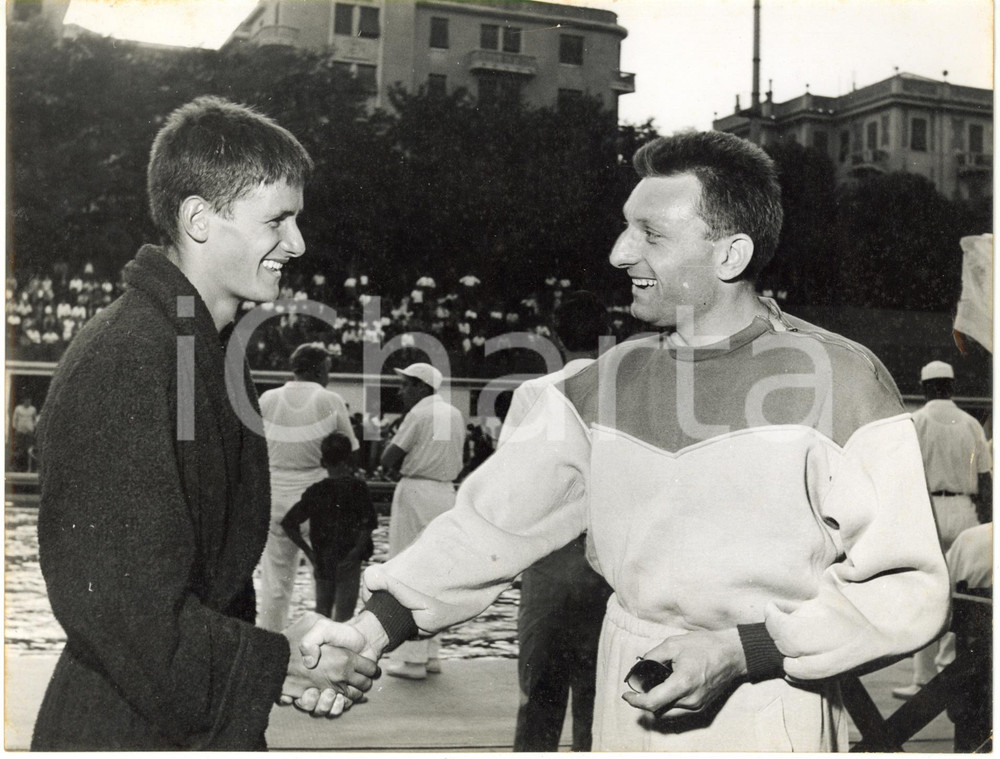 1955 GENOVA Campionati Italiani NUOTO - Egidio MASSARIA saluta Roberto LAZZATI