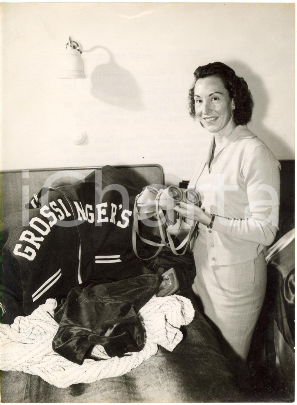 1957 WESTOM-SUPER-MARE (UK) - Swimmer Florence CHADWICK shows her equipment