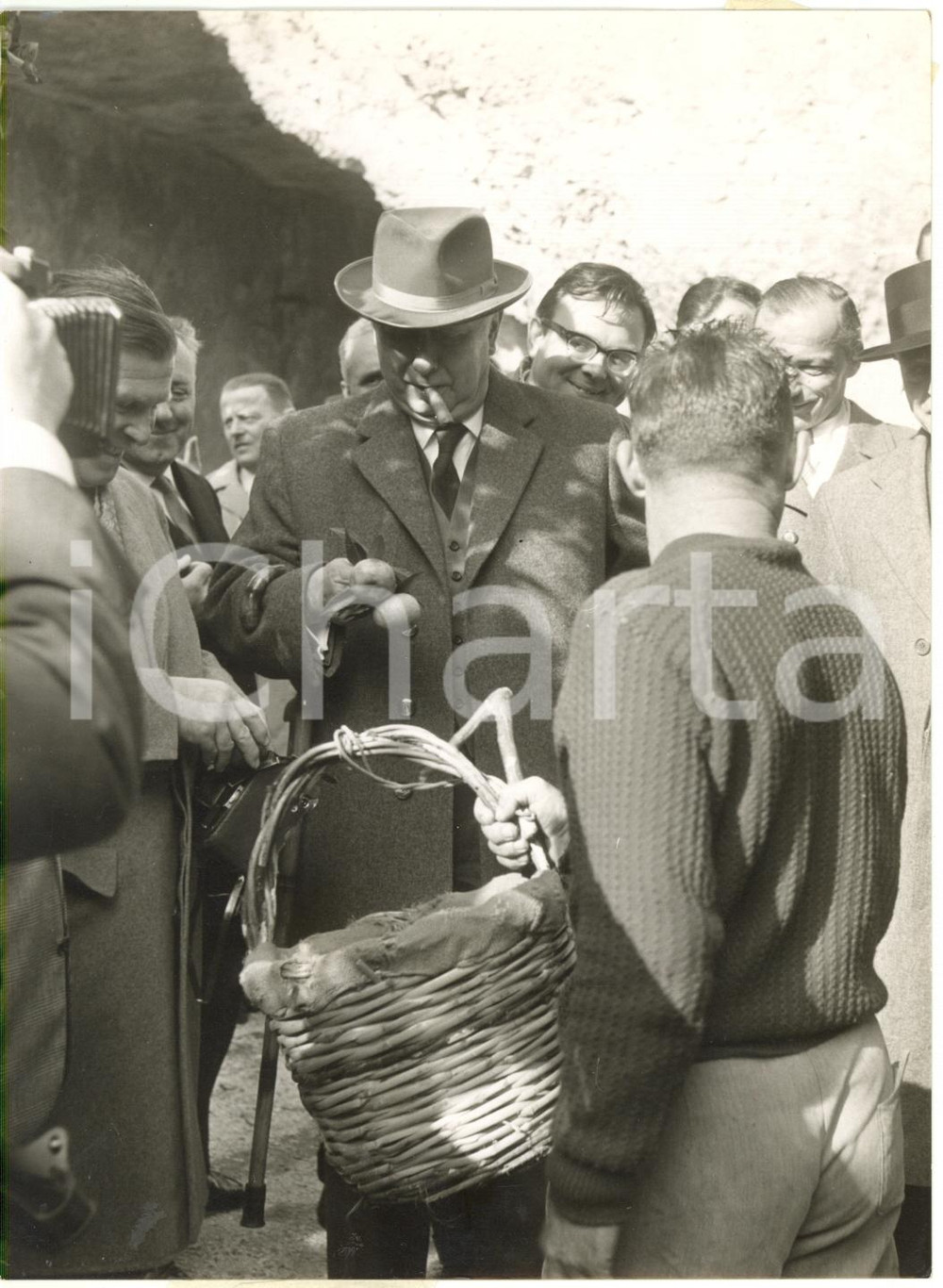 1957 SIRACUSA - Presidente DDR Theodor HEUSS riceve cesta di mandarini siciliani