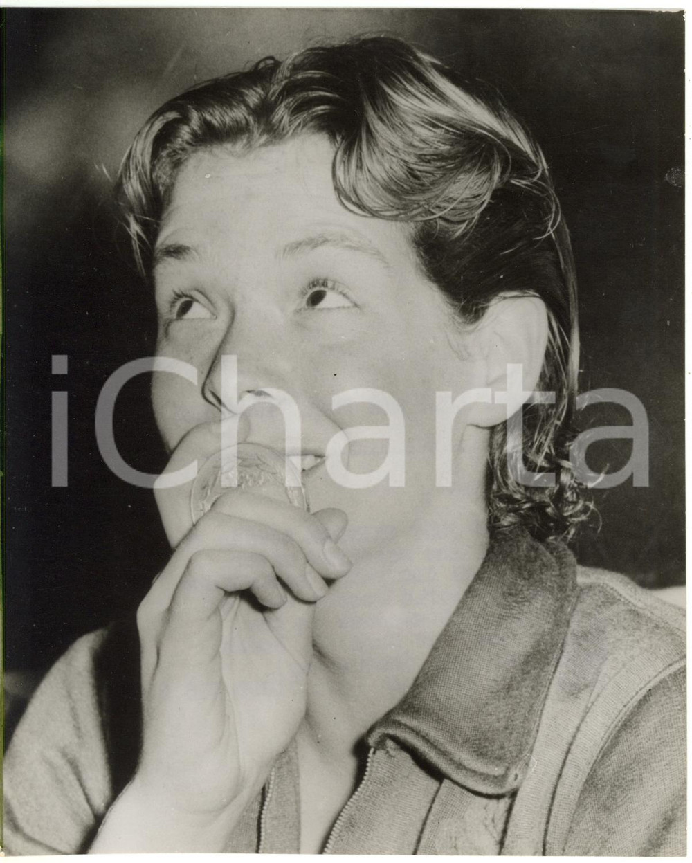1958 CARDIFF Empire Games - Swimmer Judy GRINHAM kisses her gold medal *Photo