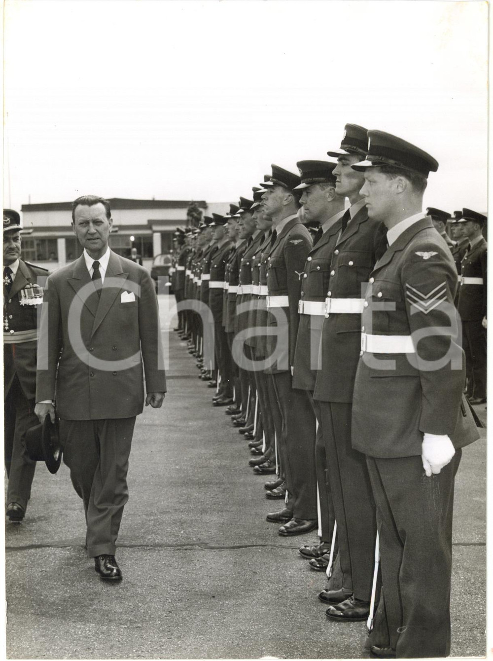 1959 NORTHOLT (UK) - Hans Christian HANSEN inspects a RAF guard of honor *Photo