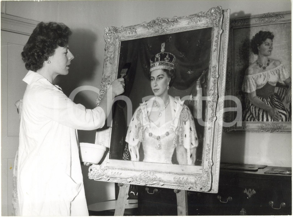 1960 SEAFORD (UK) - Lydia DE BURGH paints a portrait of QUEEN ELIZABETH II 