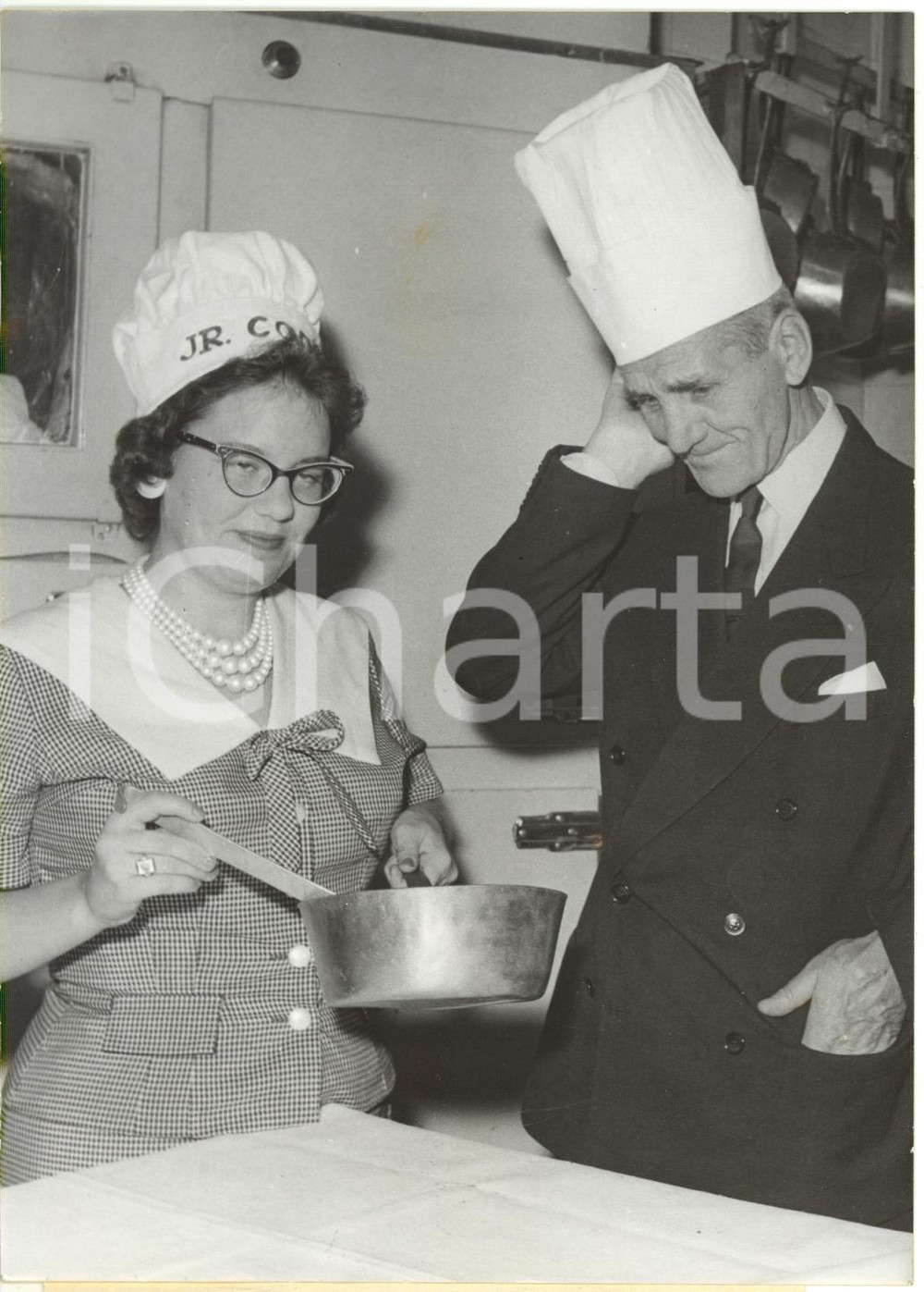 1960 PARIS Georges CARPENTIER et Barbara SPIERS gagnant d'un concours de cuisine