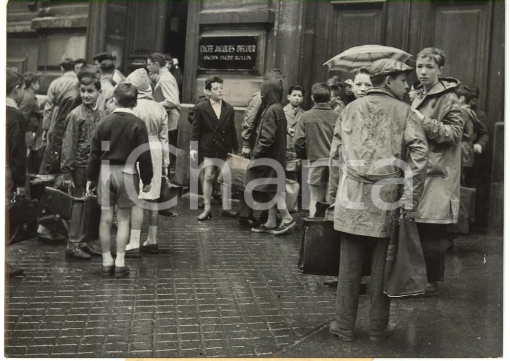 1960 PARIS Grève Fonction Publique - Élèves attendent à l'entrée d'un lycée