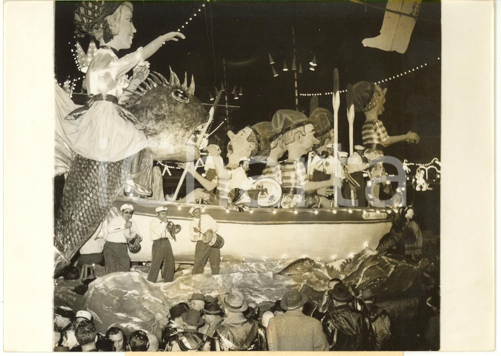 1960 CARNAVAL DE NICE - Passage d'un char allégorique *Photo VINTAGE 18x13 cm
