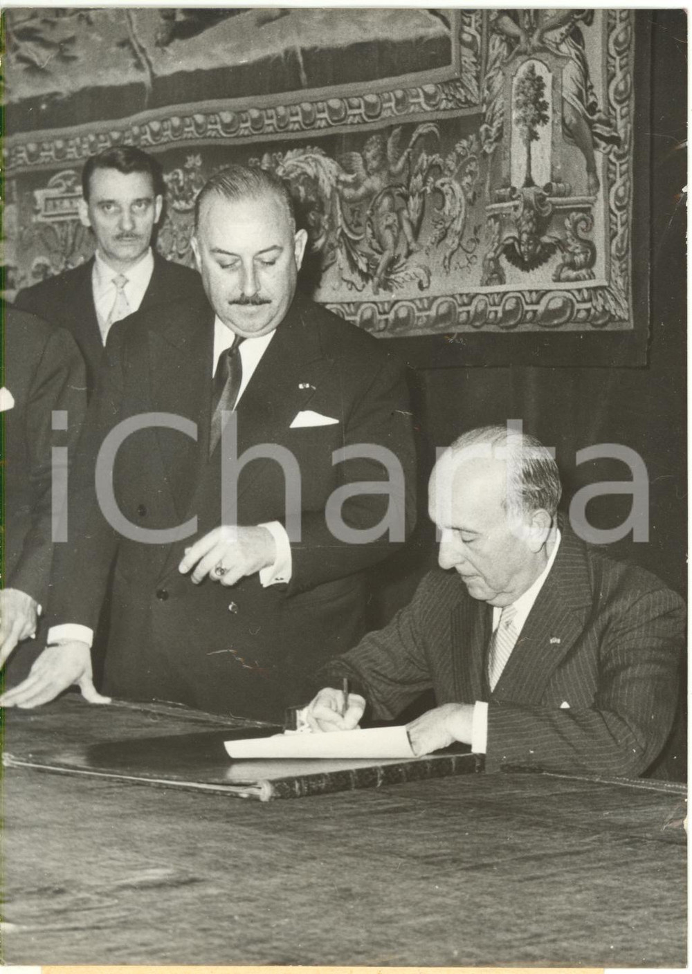 1960 PARIS - Presidente del PERÙ Manuel PRADO firma il libro d'oro del municipio