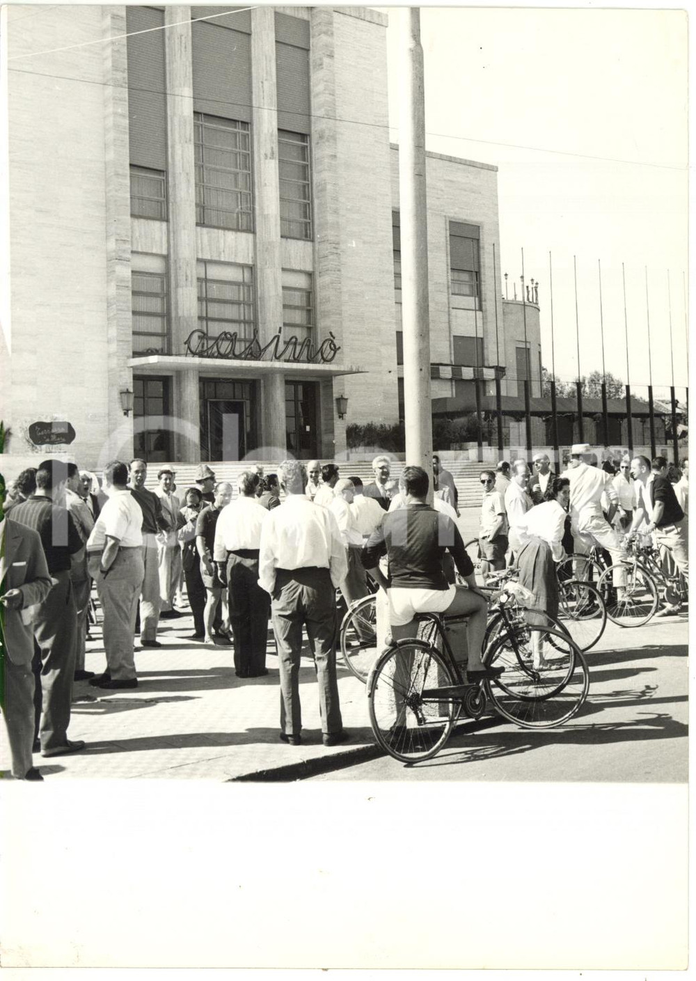 1960 ca VENEZIA - Folla assiste alla riapertura del CASINÒ dopo gli scioperi 