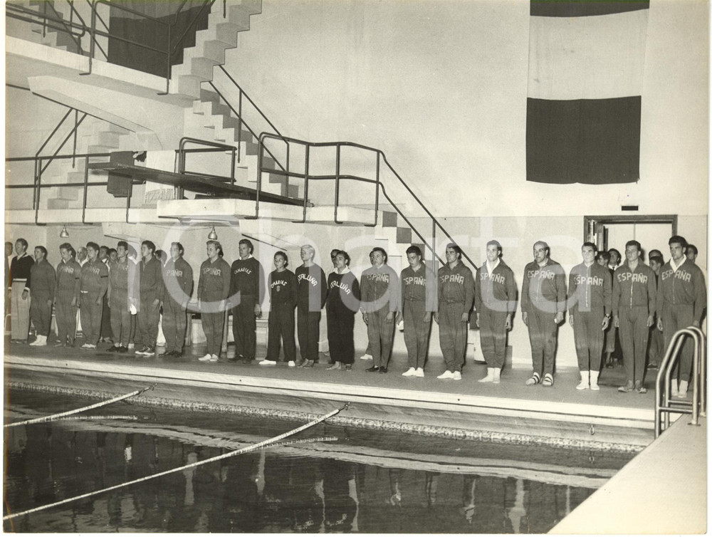 1953 GENOVA NUOTO Italia vs Spagna - Presentazione della squadra spagnola ^Foto  Fotografia d'epoca con didascalia coeva al verso.   CONDIZIONI: FAIR (lievi piegature; leggera sovraimpressione della didascalia) FORMATO: 24x18 cm      originale e autentica 1